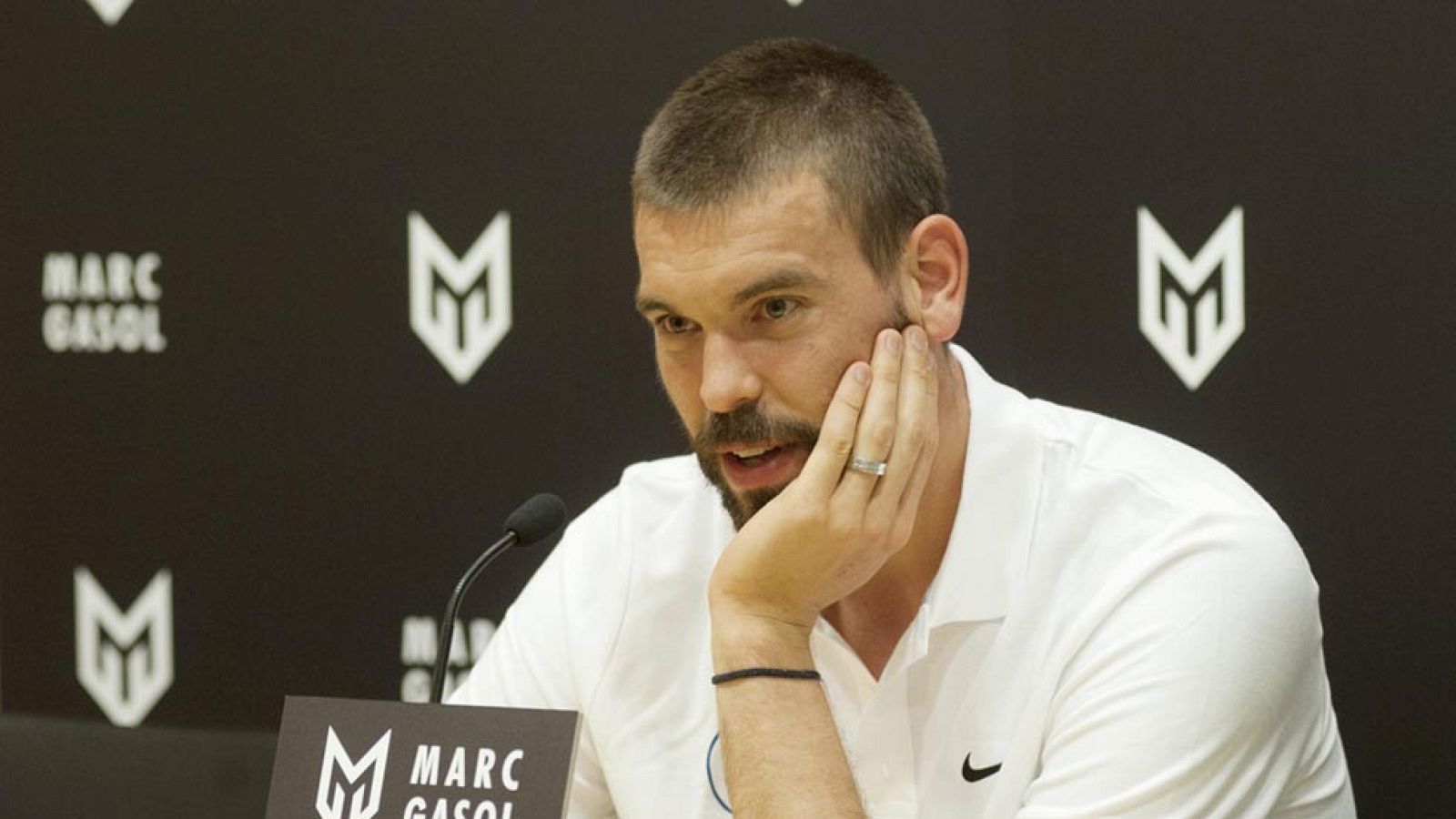 El pívot español Marc Gasol ha confirmado este martes en Girona su renuncia a disputar el próximo Eurobasket, lo que obligará al seleccionador Sergio Scariolo ha buscar alternativas en su prelista inicial de 17 jugadores anunciada la semana pasada."Llevo 14 años compitiendo con la selección, pero mi responsabilidad con la plantilla de Memphis también es muy importante", ha manifestado el jugador.