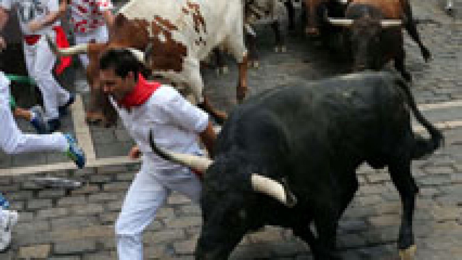 Los mozos corren en los laterales de la manada en el segundo encierro de San Fermín