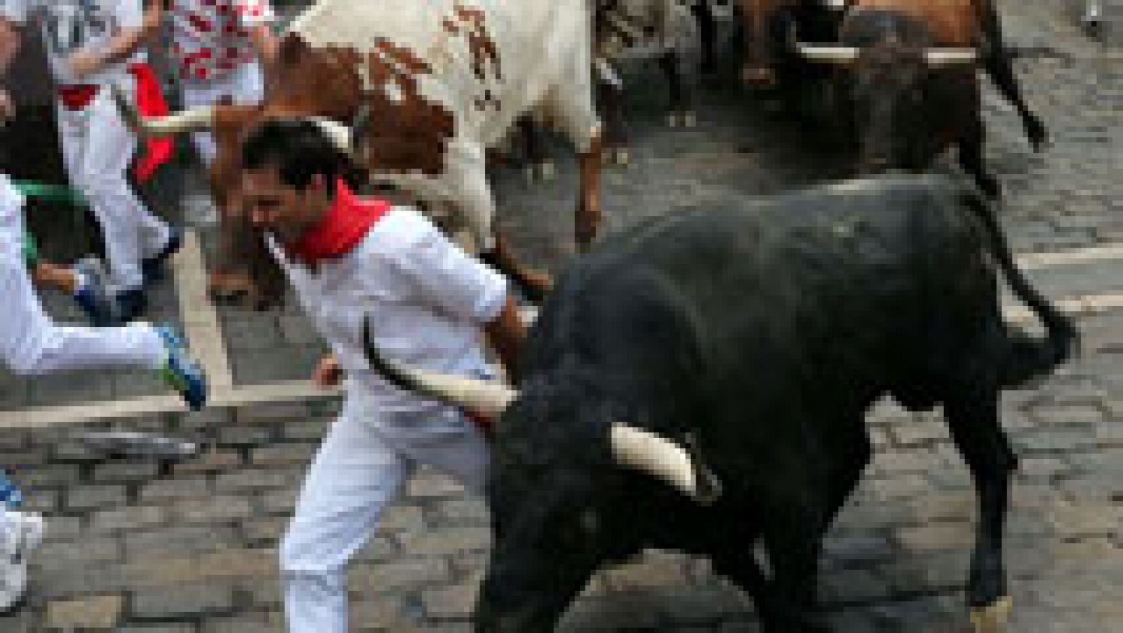 San Fermín: Los mozos corren en los laterales de la manada  | RTVE Play