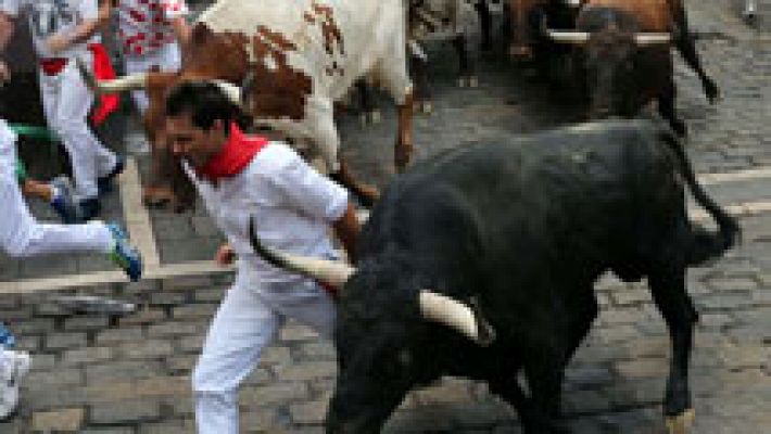 San Fermín - Los mozos corren en los laterales de la manada