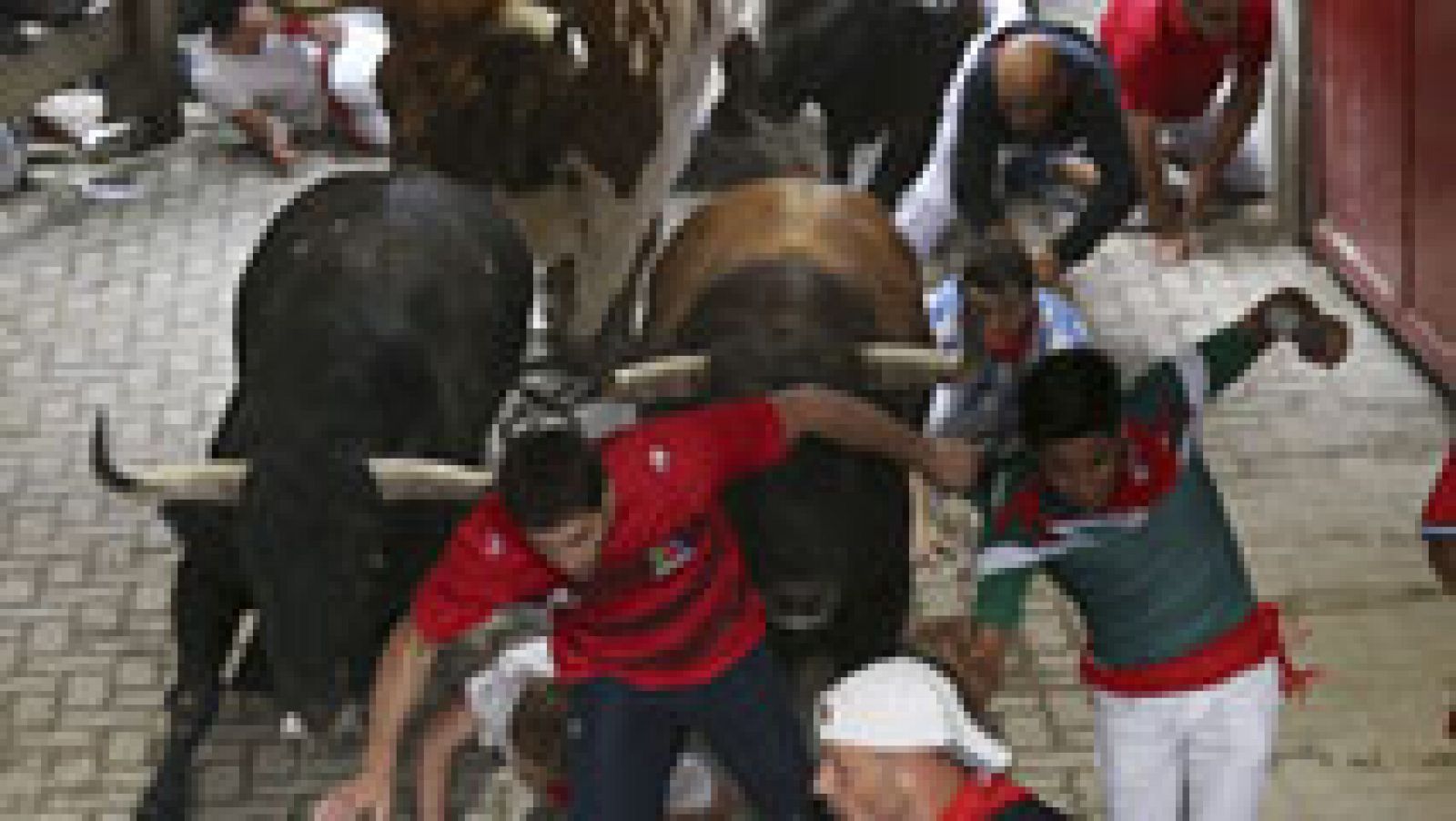 Algunos mozos caen en el callejón en el segundo encierro de San Fermín 2015