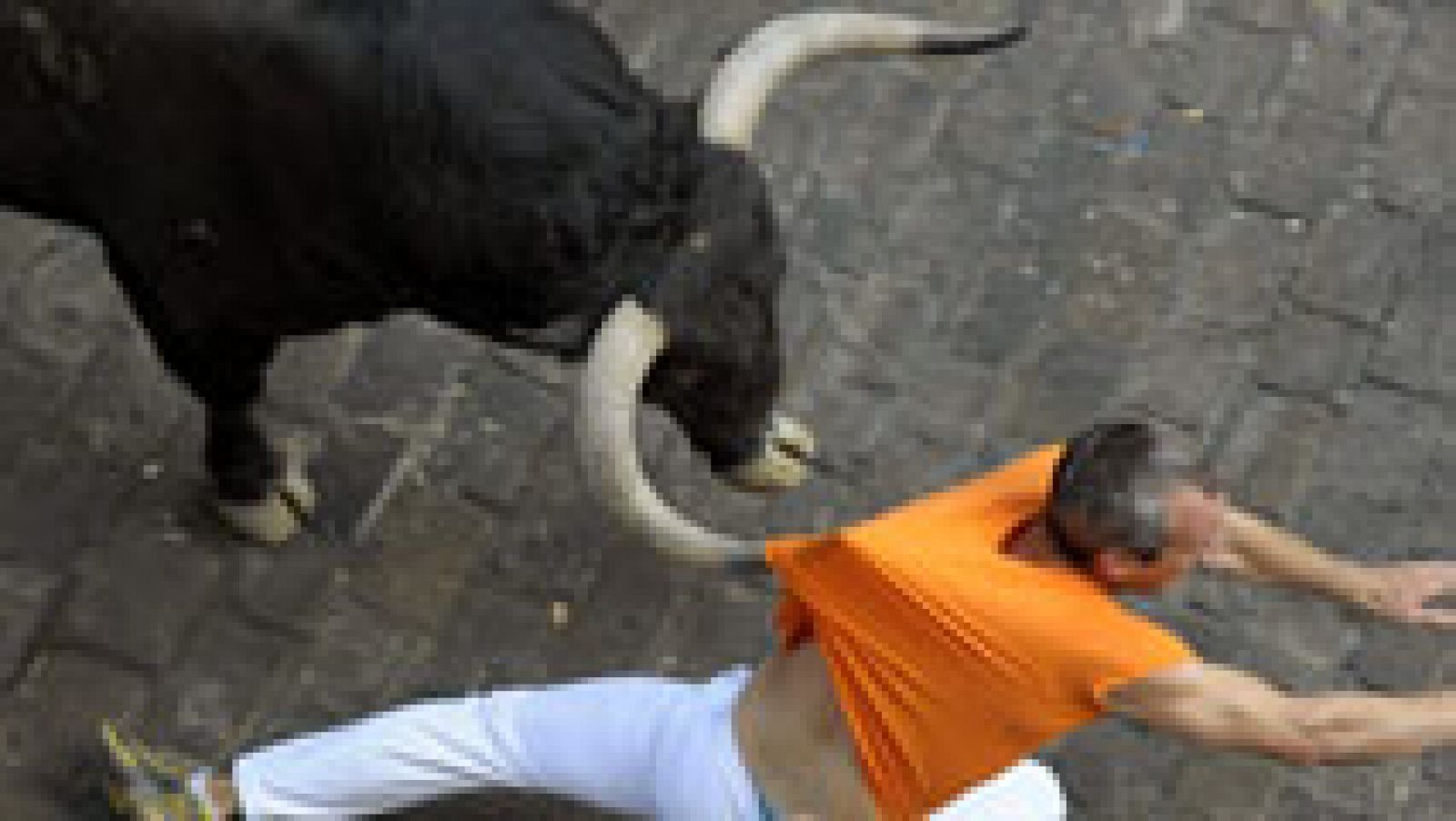 Telediario 1: Un toro adelantado siembra el peligro en el tercer encierro de San Fermín 2015 | RTVE Play