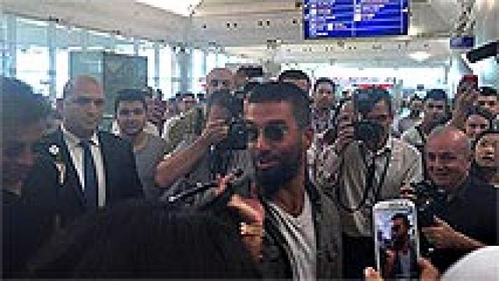 Arda Turán llega a Barcelona para ser presentado