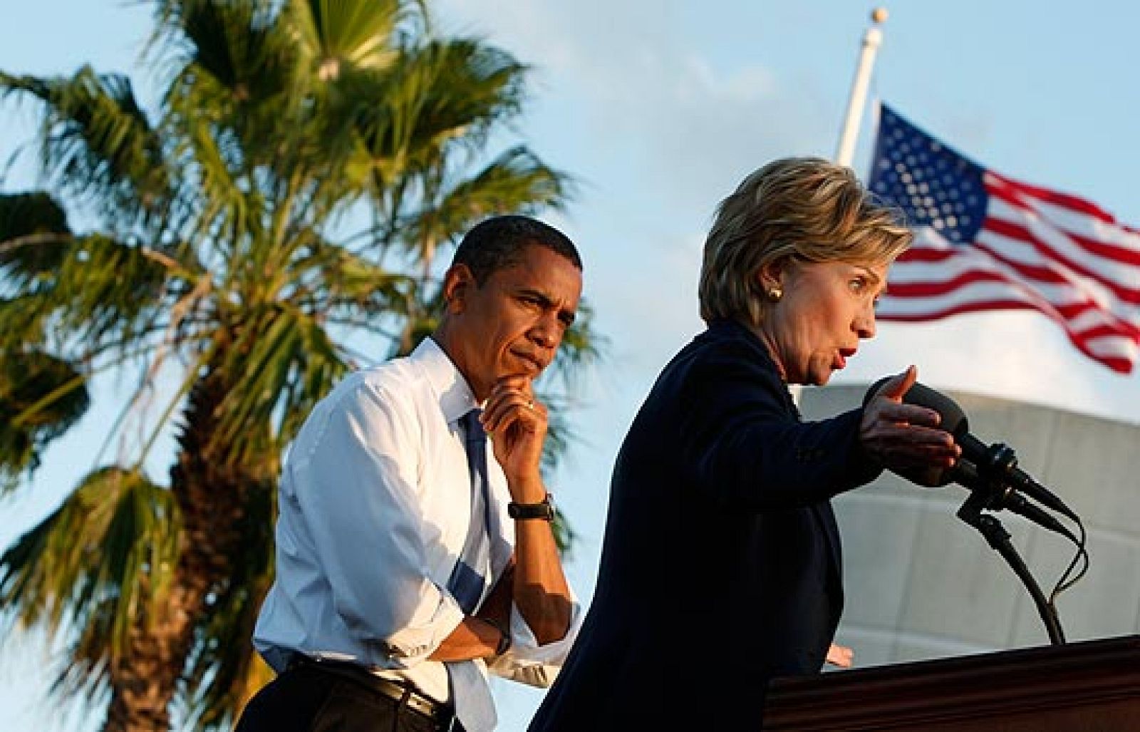 Clinton arropa a Obama por primera vez | Ver
