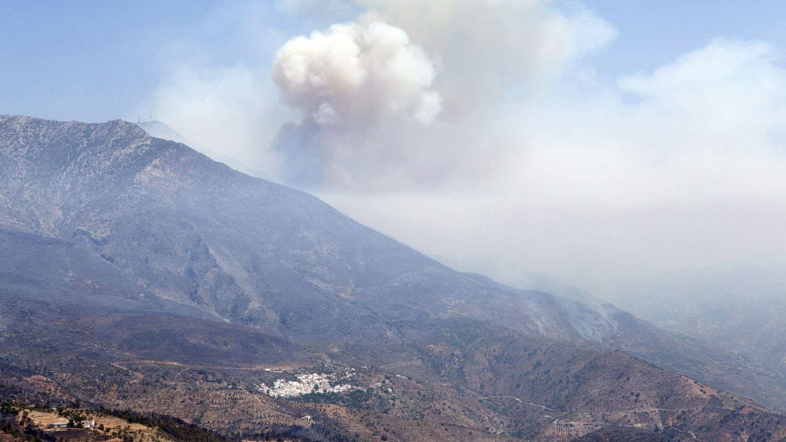 Cerca de 600 vecinos evacuados por el incendio de Granada vuelven a sus casas