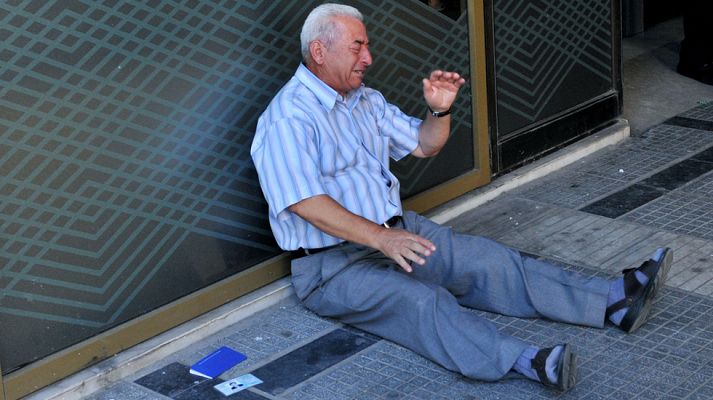 Telediario 1 - El 'corralito' complica la vida de los griegos