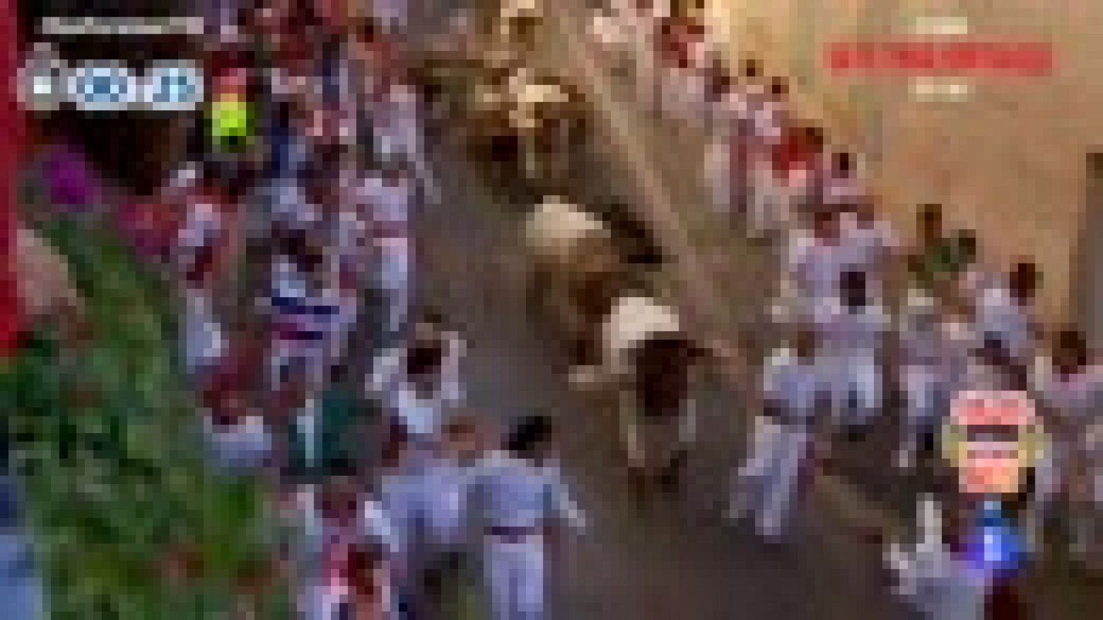 Los toros de Fuente Ymbro golpean contra la pared a un corredor en el cuarto encierro