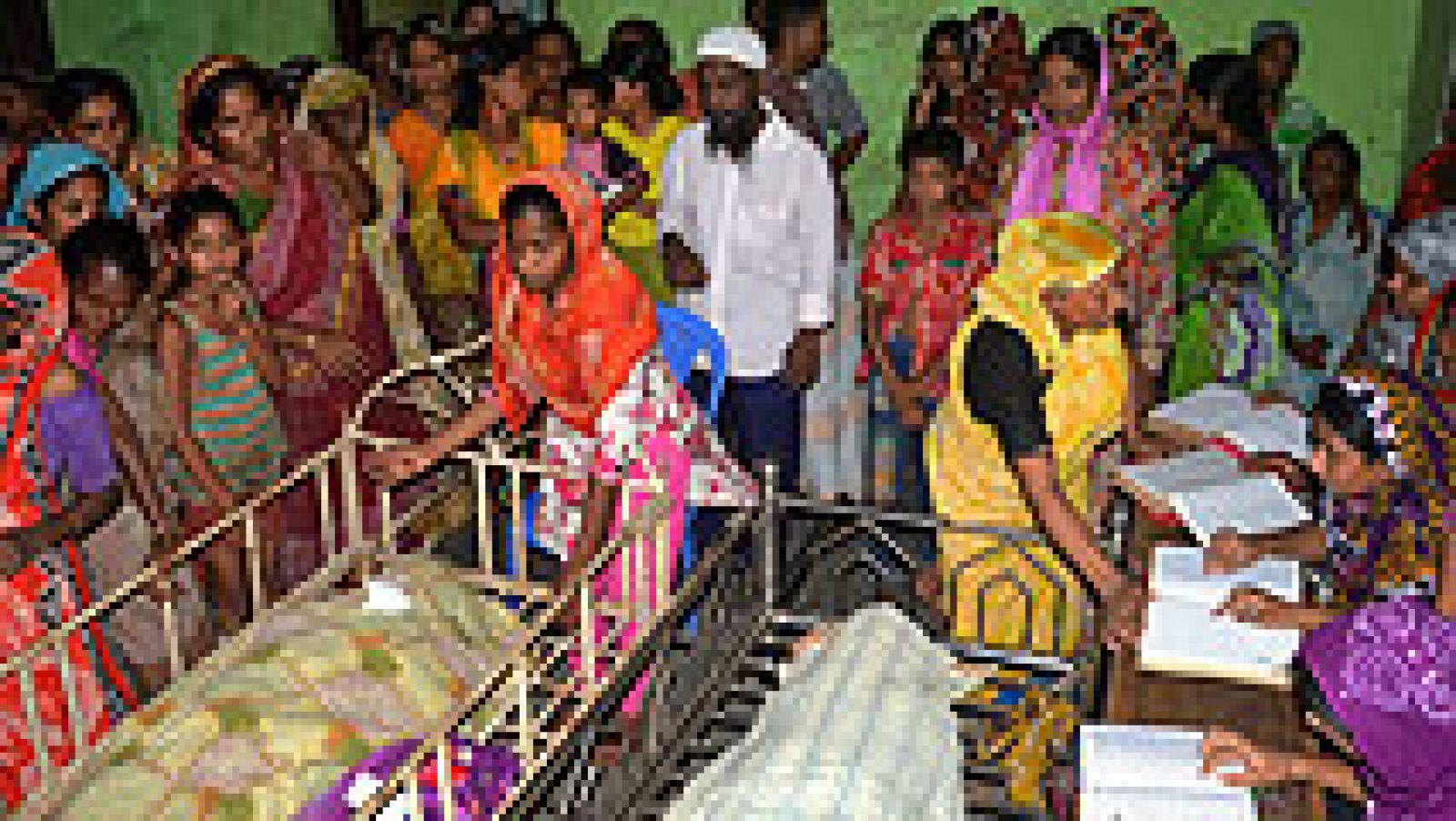 Telediario 1: Al menos 25 muertos en Bangladesh en una estampida sucedida durante una donación de ropa | RTVE Play
