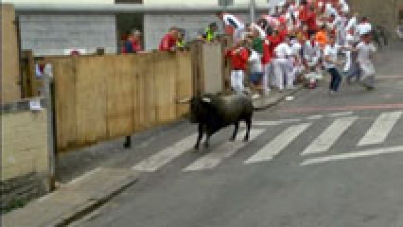 Un toro vuelve solo a los corrales de Santo Domingo en el quinto encierro de San Fermín de 2015