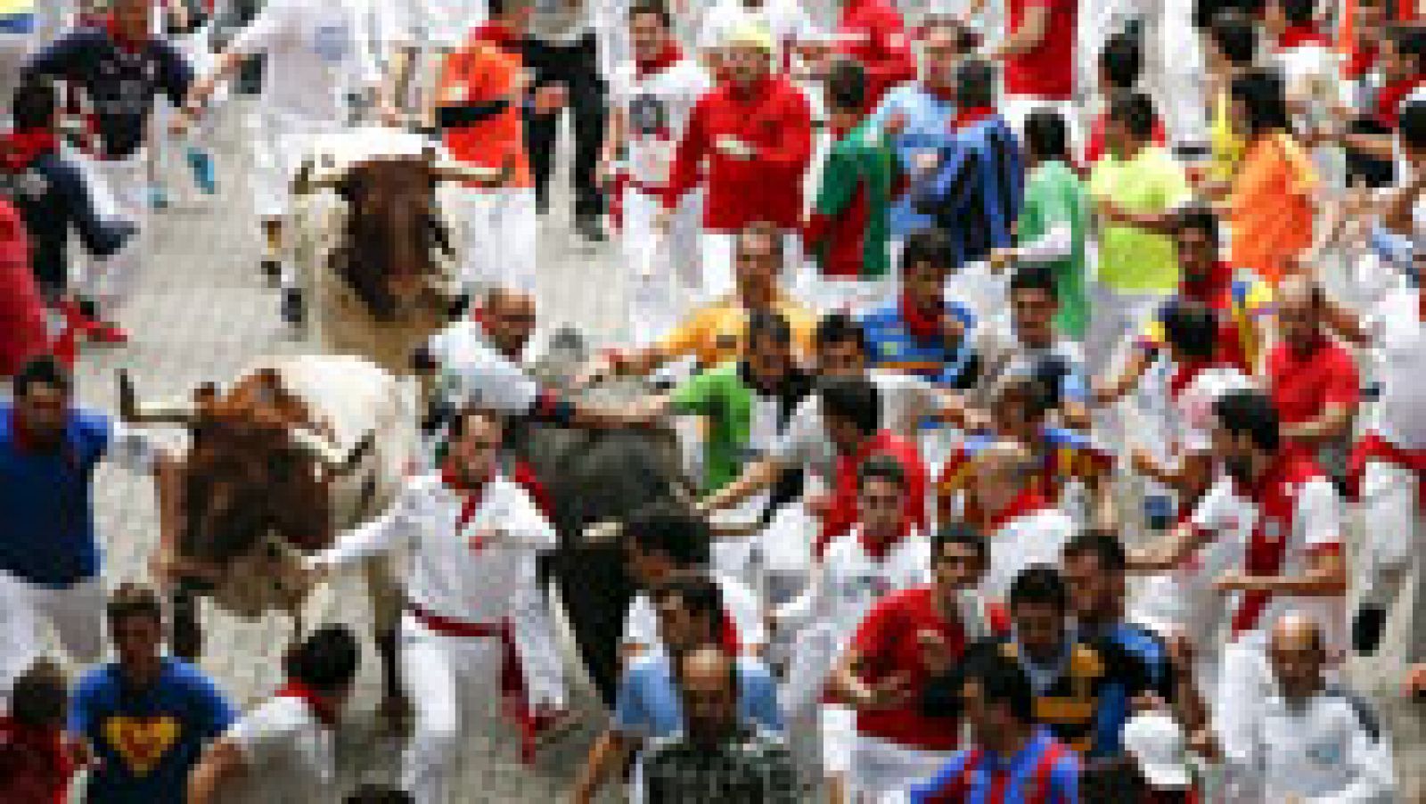 La manada se abre y permite bonitas carreras de los mozos en el quinto encierro de San Fermín 2015