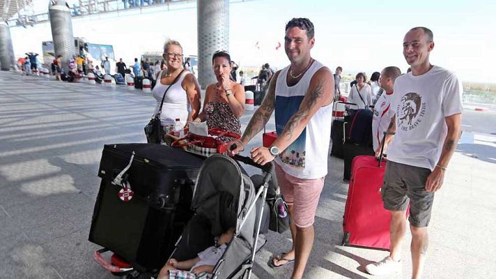 Telediario 1 - Turistas británicos continúan saliendo de Túnez
