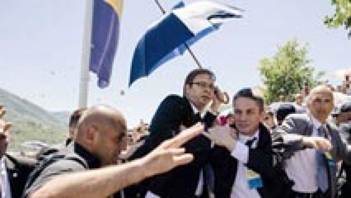 Decenas de personas lanzan piedras al primer ministro serbio