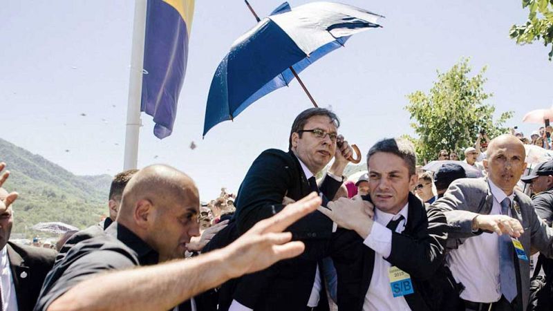 Decenas de personas lanzan piedras y abuchean al primer ministro serbio