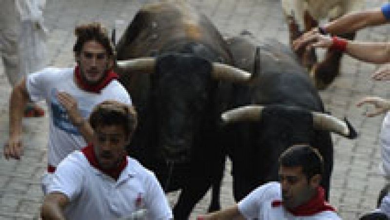 Un astado lanza derrotes en la cuesta de Santo Domingo en el sexto encierro de San Fermín 2015