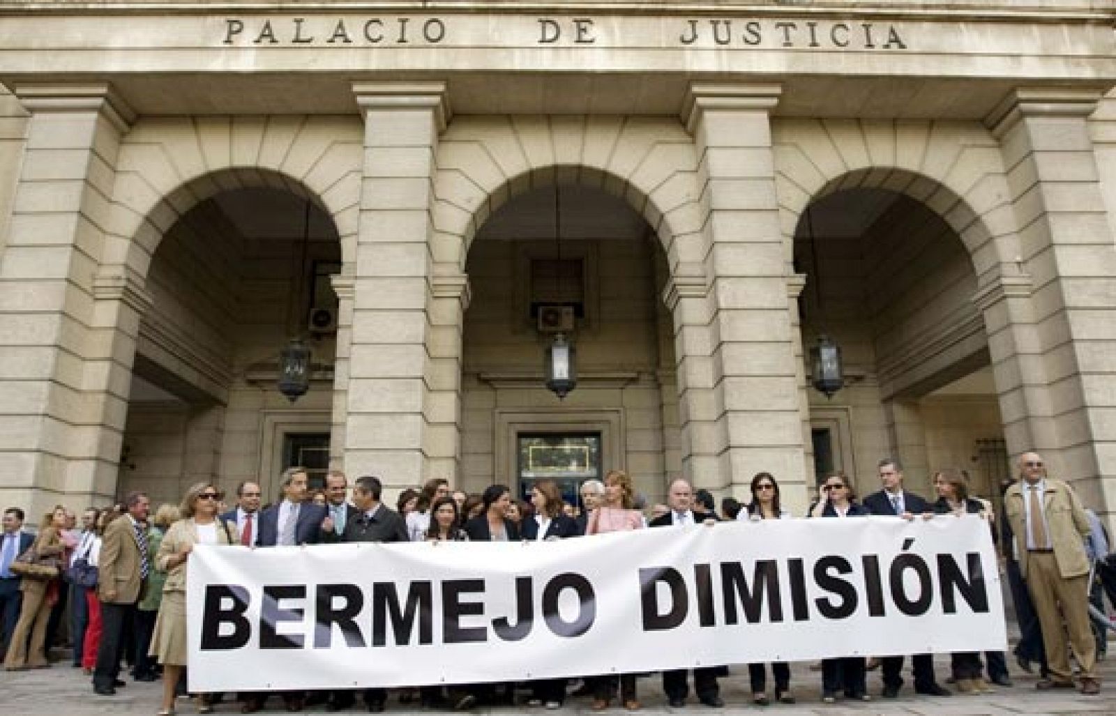Las asociaciones de secretarios judiciales han cifrado en un 90% el seguimiento en toda España del paro de tres horas convocado para hoy en protesta por la sanción impuesta a su compañera de Sevilla Juana Gálvez a raíz del "caso Mari Luz" (21/10/08).