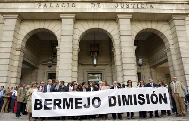 Las asociaciones de secretarios judiciales han cifrado en un 90% el seguimiento en toda España del paro de tres horas convocado para hoy en protesta por la sanción impuesta a su compañera de Sevilla Juana Gálvez a raíz del "caso Mari Luz" (21/10/08).