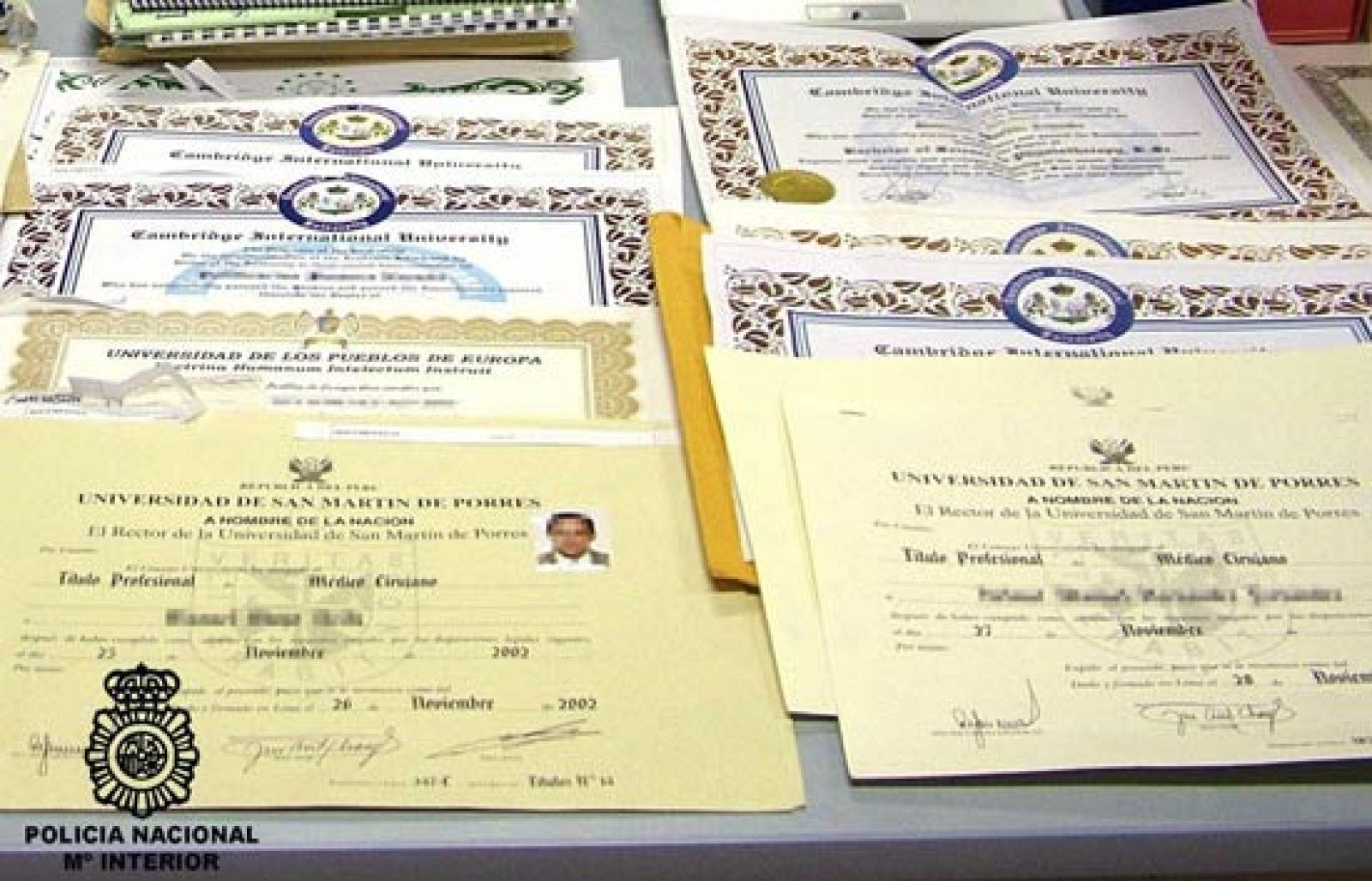 Se vendían  por 18.000 euros. Hay 27 detenidos, entre ellos los responsables de dos academias que los ofrecían, y falsos médicos, farmaceúticos o fisioterapeutas.  