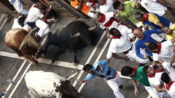 San Fermín - Momento de peligro en el séptimo encierro de San Femrín 2015