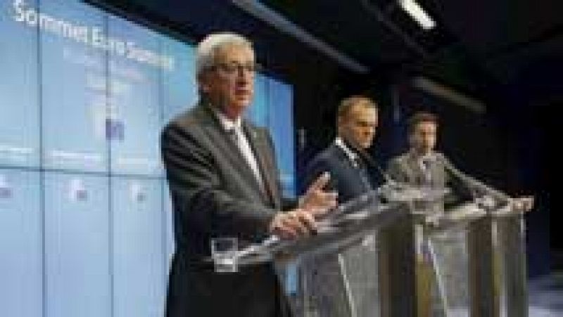 Los líderes del euro firman un acuerdo que abre la puerta a un tercer rescate a Grecia