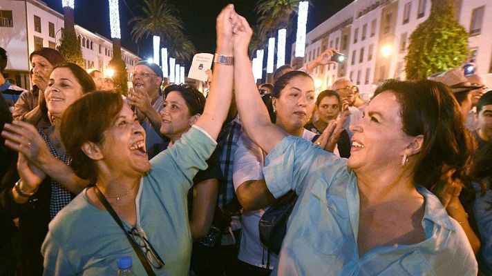 Telediario 1 - Absueltas las dos jóvenes marroquíes acusadas de atentar contra el honor por llevar falda corta