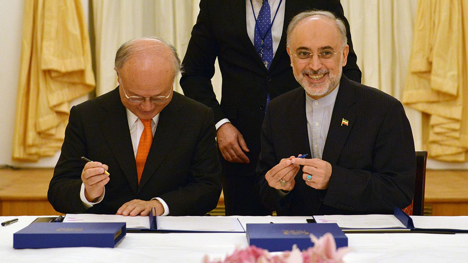 Telediario 1: Irán renuncia a la bomba atómica a cambio del levantamiento de las sanciones internacionales | RTVE Play