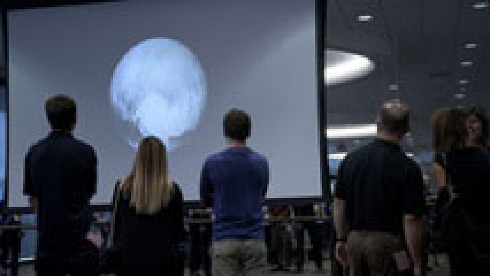 Telediario 1: La 'New Horizons' hace historia al llegar lo más cerca que se ha estado nunca de Plutón tras nueve años | RTVE Play