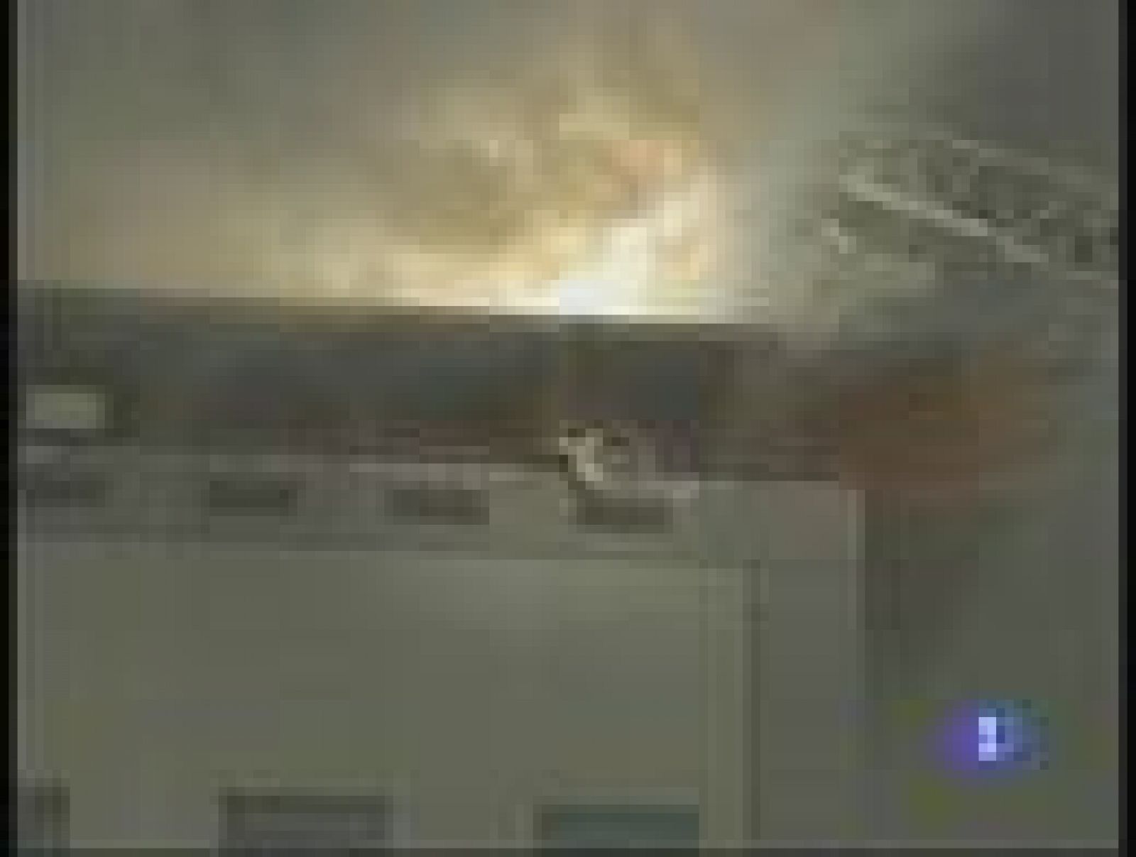 Un avión se estrella contra la sede de los servicios de inteligencia de Austria | Ver