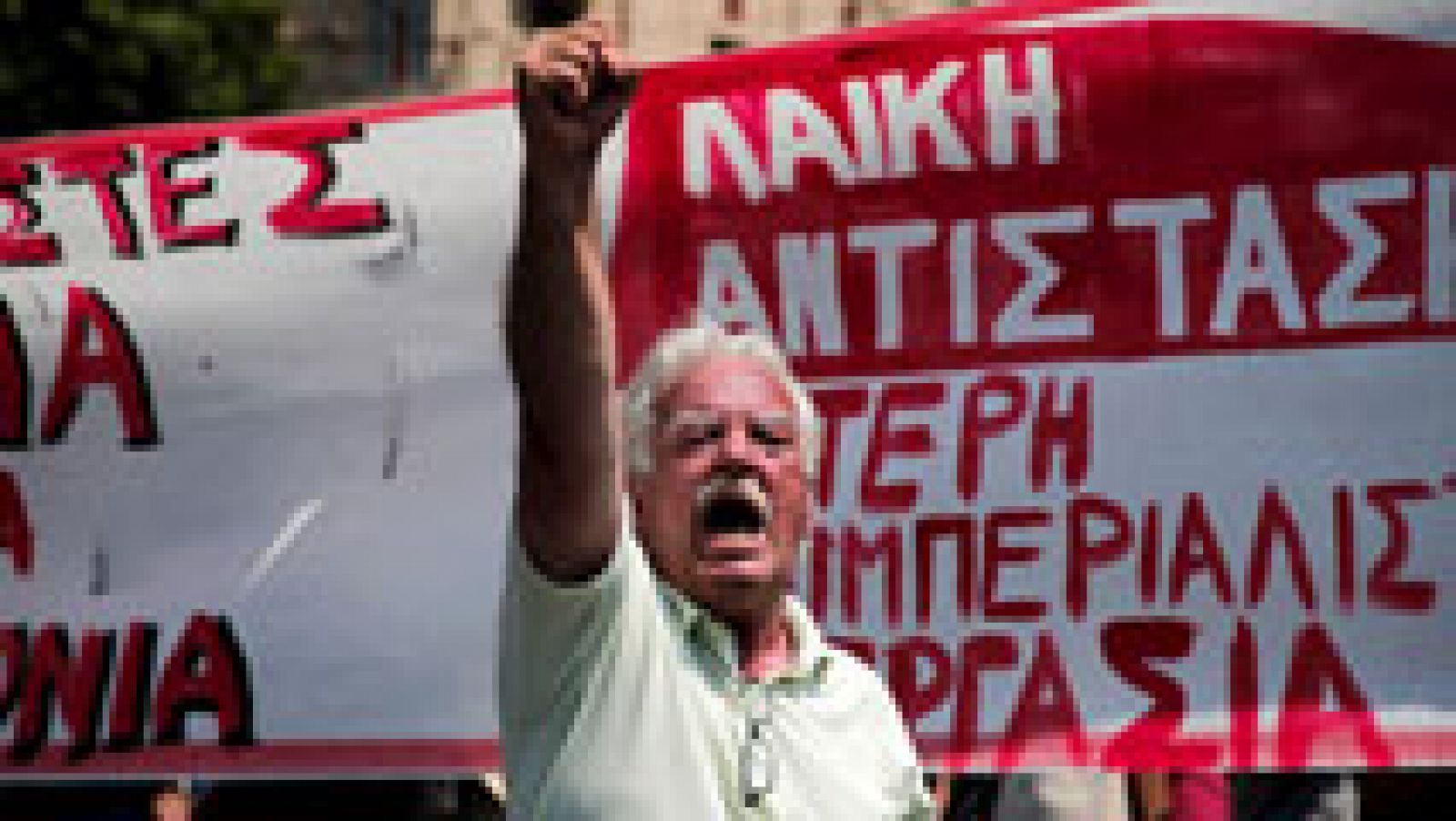 Miles de funcionarios salen a la calle en Grecia para protestar por el pacto con Bruselas