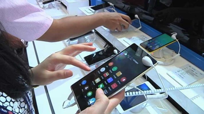 Telediario 1 - La mitad de los smartphones que se venden en el mundo se fabrica en China