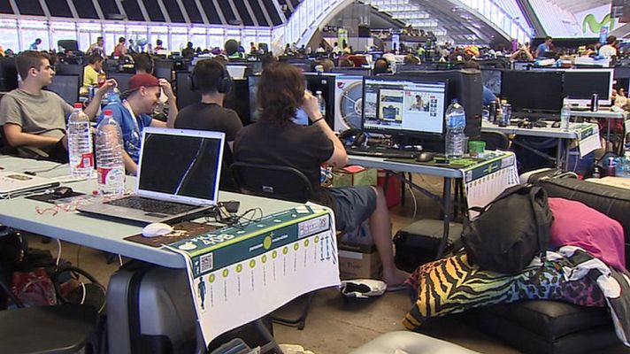 Telediario 1 - 2000 internautas disfrutan de 30gb de banda ancha para descargar y jugar online en la 'Lan Party 2015'