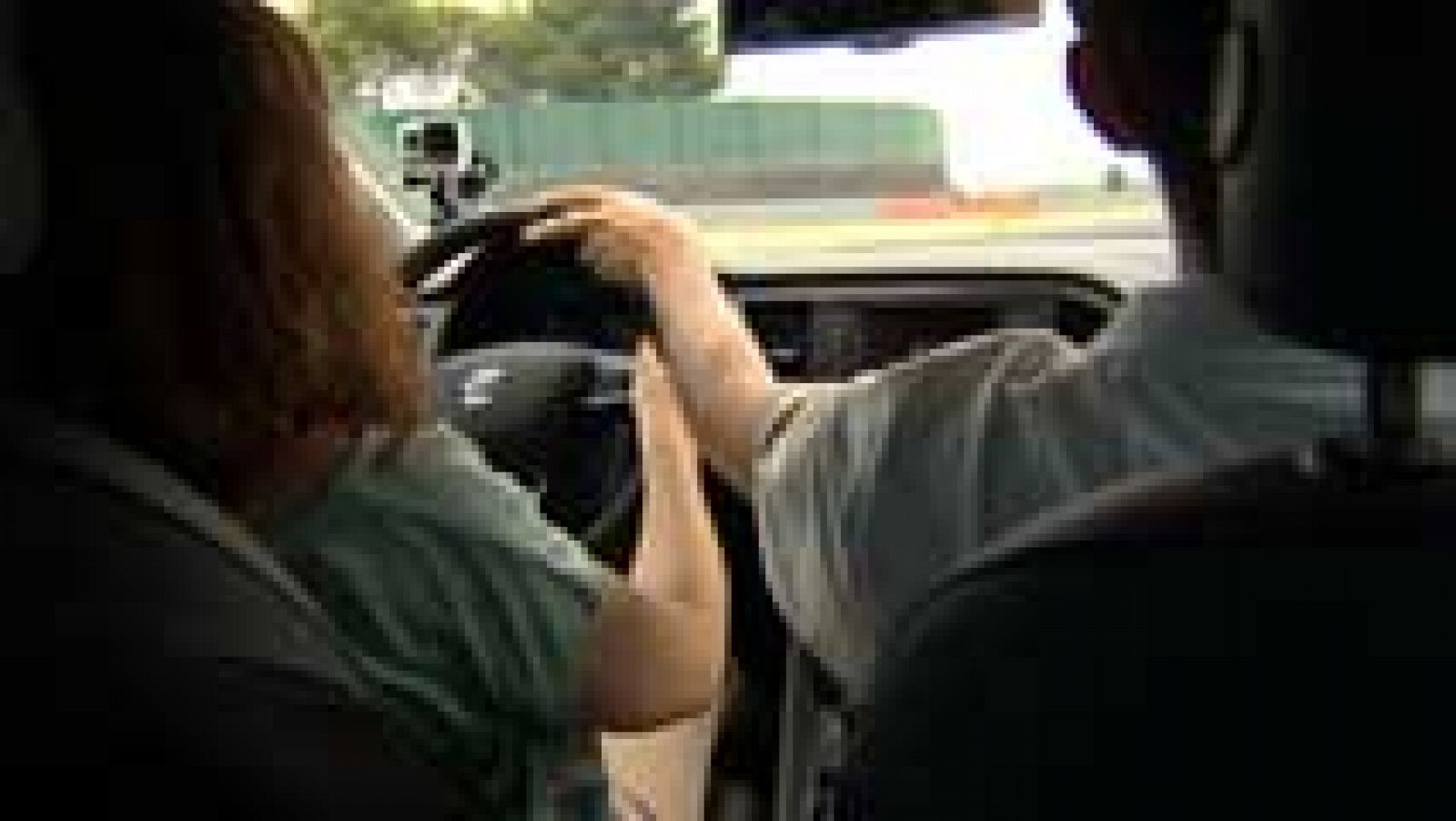 Telediario 1: Un grupo de invidentes cumple su sueño de conducir un coche | RTVE Play