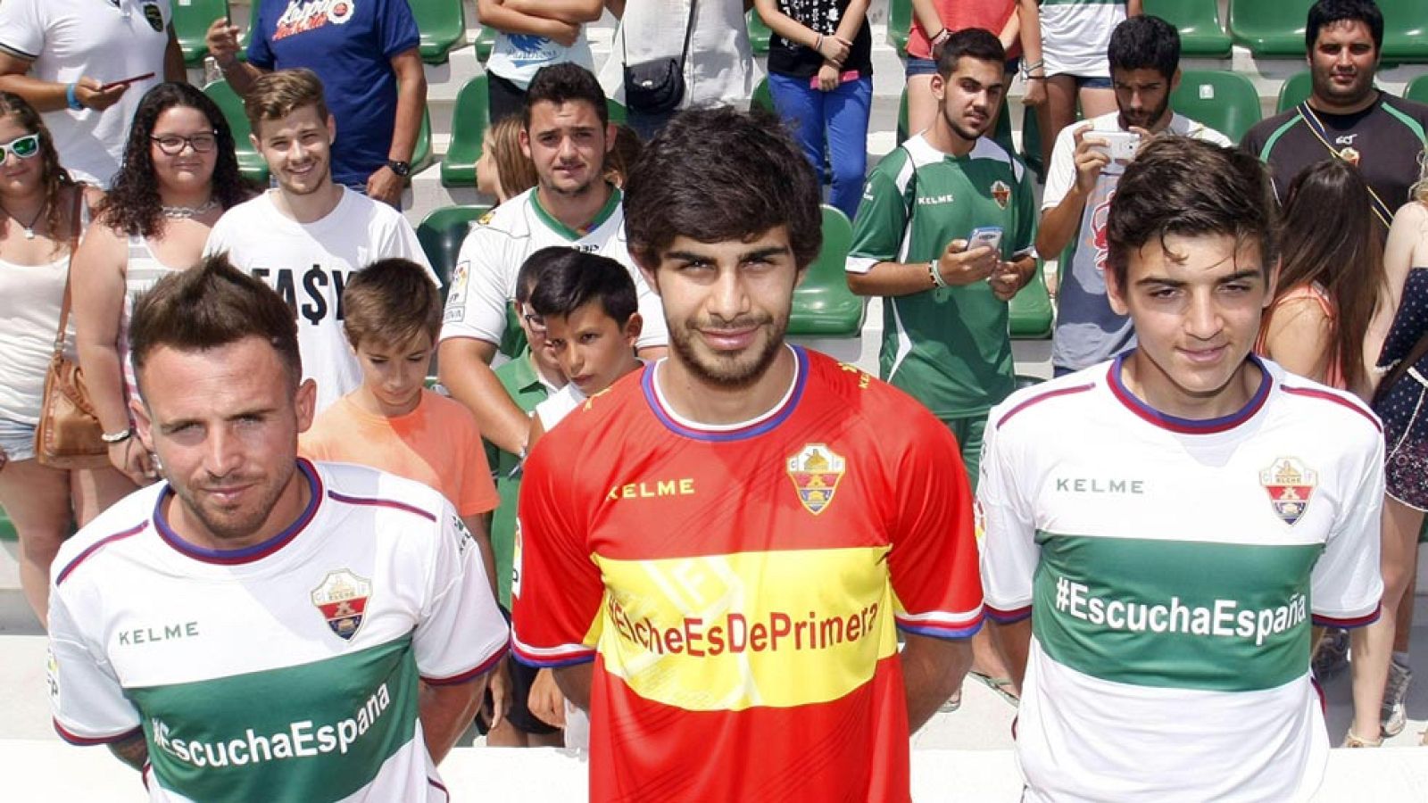 La Audiencia Nacional ha suspendido cautelarmente el descenso del Elche a segunda división por deudas. El descenso lo había confirmado el Tribunal de Arbitraje Deportivo, y el Elche decidió recurrir a la justicia ordinaria. El juez ha citado a declarar a las partes -Elche, Liga Profesional y Eibar, el equipo que ha ocupado su plaza en Primera- el próximo lunes en la Audiencia Nacional.