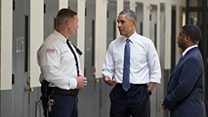 Obama visita una cárcel para arrojar luz a los defectos del sistema penitenciario de EE.UU.