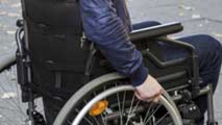 Telediario 1 - Un estudiante discapacitado pide una rampa a Renfe para poder ir en tren a la universidad