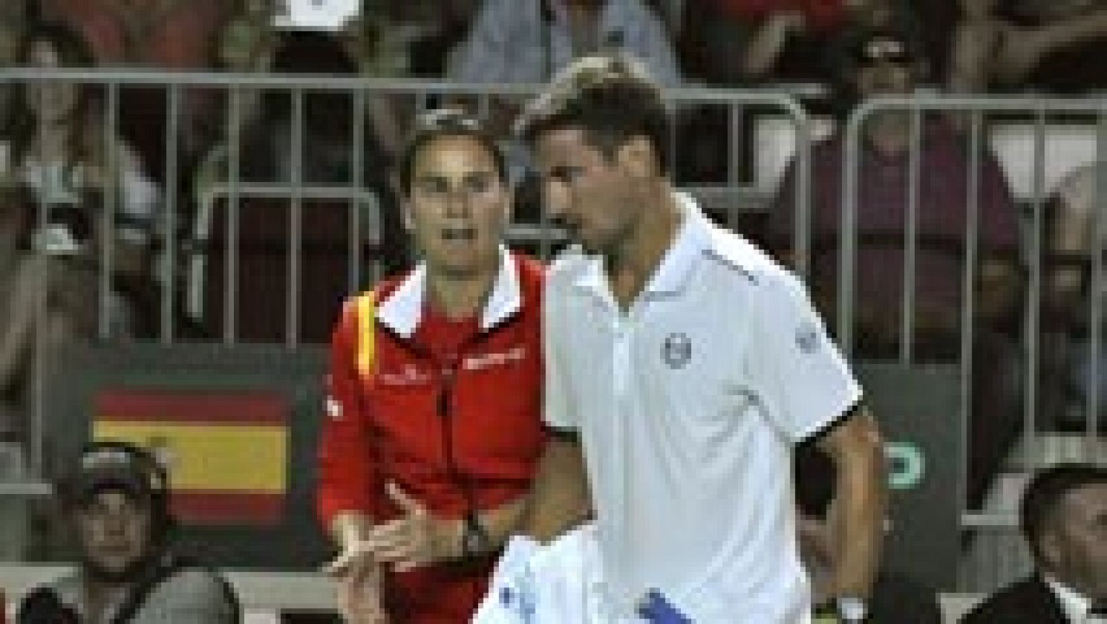 Tomy Robredo y Pablo Andújar han hecho los dos primeros muntos para el equipo español en la eliminatoria de ascenso de la Copa Davis, tras derrotar a Andrey Rublev (6-2,6-3 y 6-3) y Karen Khachanov (6-3, 6-3 y 6-2), respectivamente.