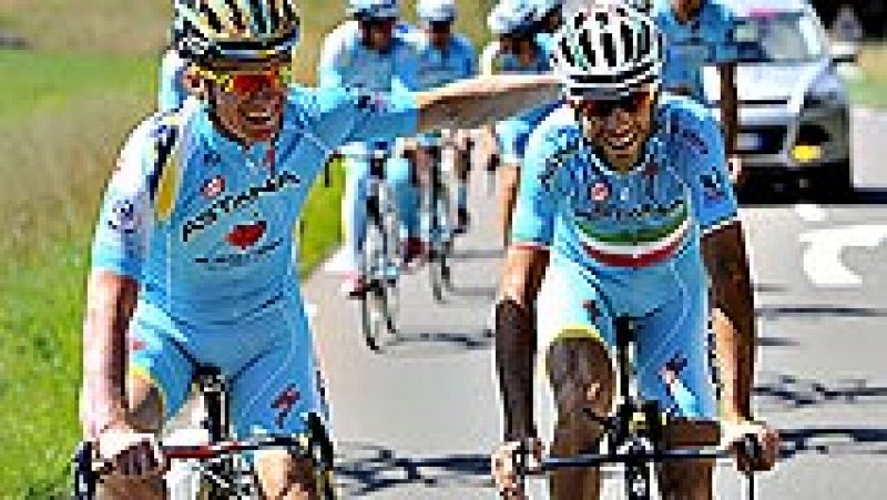 En tan solo un año se ha pasado de la fiesta a los enfados en el equipo kazajo Astana. Nibali, vencedor del Tour 2014, aspira a meterse como mucho entre los cinco primeros del Tour 2015 y su jefe, Vinokourov, podría mandarle a la Vuelta. Allí seguro 