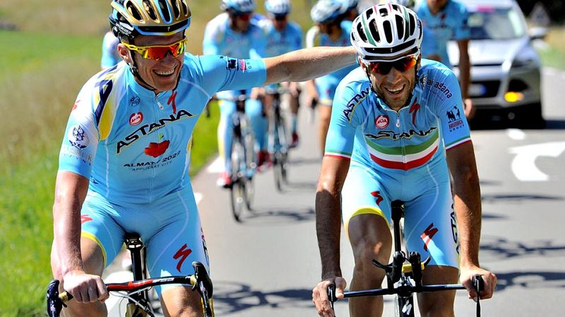 En tan solo un año se ha pasado de la fiesta a los enfados en el equipo kazajo Astana. Nibali, vencedor del Tour 2014, aspira a meterse como mucho entre los cinco primeros del Tour 2015 y su jefe, Vinokourov, podría mandarle a la Vuelta. Allí seguro 