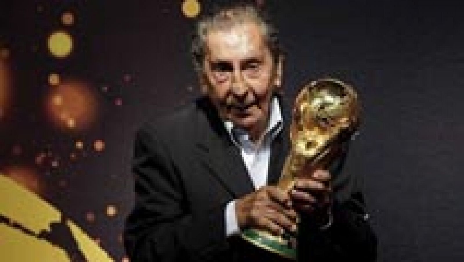 El futbolista uruguayo Alcides Edgardo Ghiggia, último superviviente del 'Maracanazo', ha fallecido este miércoles a los 88 años de edad por un paro cardiaco, justo en el día en el que se cumplen 65 años de la gesta.