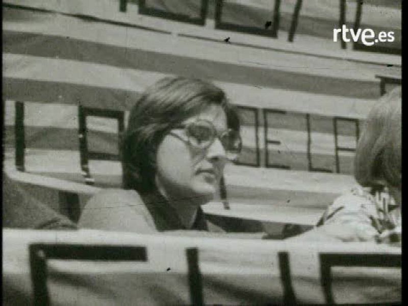 Informe semanal de abril del 78 que aborda la penalización del adulterio. Incluye entrevista de Carmen Sarmiento a Mariángeles Muñoz, mujer juzgada en Barcelona en noviembre de 1976.