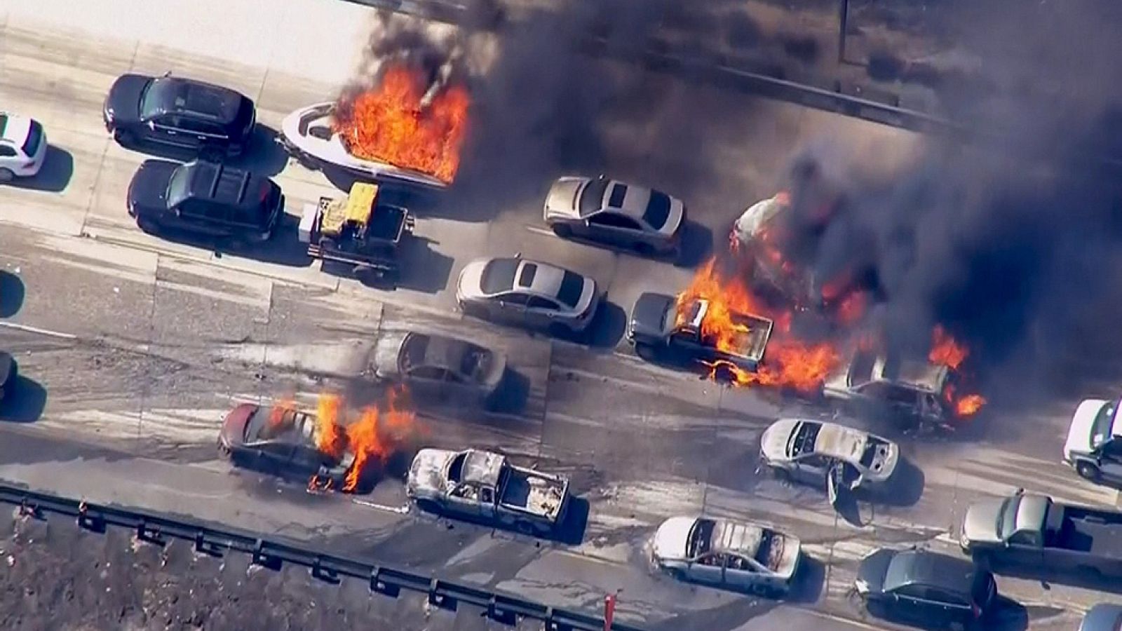 Un incendio alcanza una autopista en EE.UU. y quema una veintena de vehículos