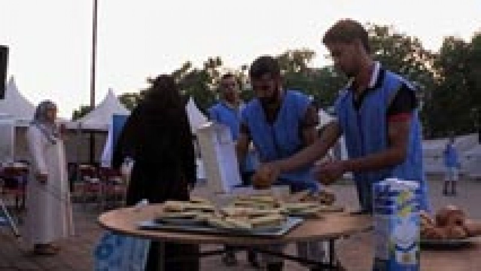 Telediario 1: Musulmanes celebran la festividad religiosa del Eid el Fitr | RTVE Play