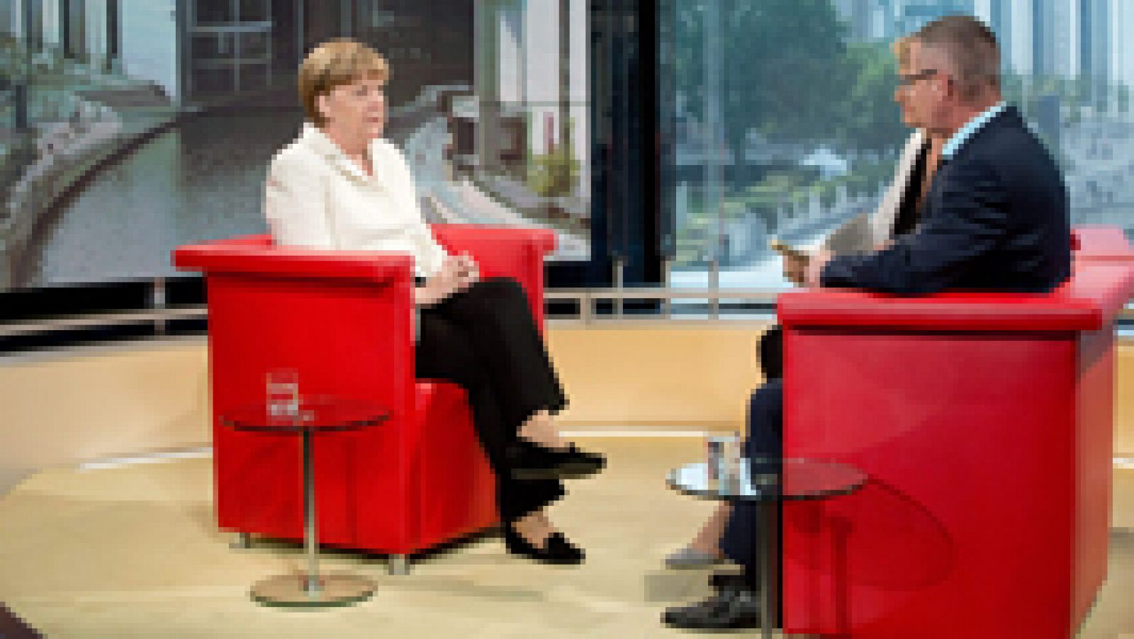 Telediario 1: Merkel da por finalizado el debate sobre la salida de Grecia | RTVE Play