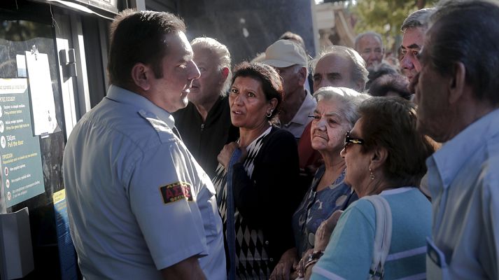 Telediario 1 - Los bancos griegos reabren tras tres semanas de 'corralito'