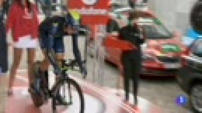 El nico equipo espaol en el Tour de Francia 2015, el Movistar, ha descubierto en el italiano un talento especial para ejercer como periodista. l es el que se encarga de hacer entrevistas y generar contenidos para el videoblog del equipo telefnico