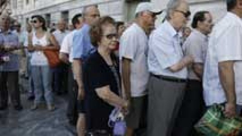 Los bancos griegos abren sus puertas 21 días después, pero sigue el corralito