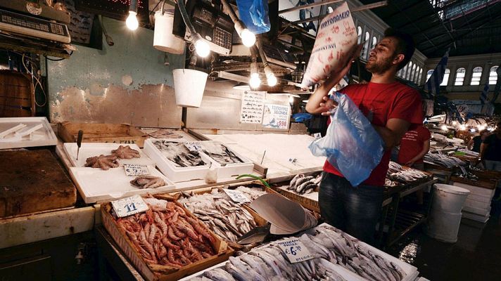 Telediario 1 - Llenar la cesta de la compra en Grecia cuesta a partir de hoy un 10% más por la subida del IVA