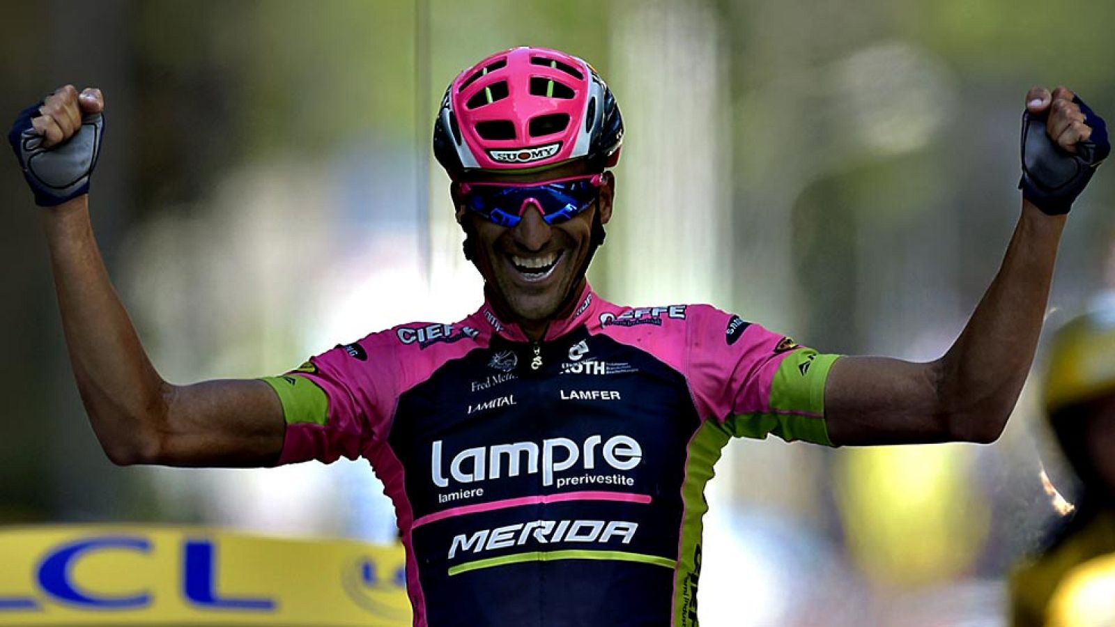 El ciclista español Rubén Plaza (Lampre-Merida) se ha impuesto  este lunes en la decimosexta etapa del Tour de Francia, transcurrida  entre Bourg-de-Péage y Gap sobre 201 kilómetros, marcada por una  larga y nutrida fuga de 23 ciclistas donde el más