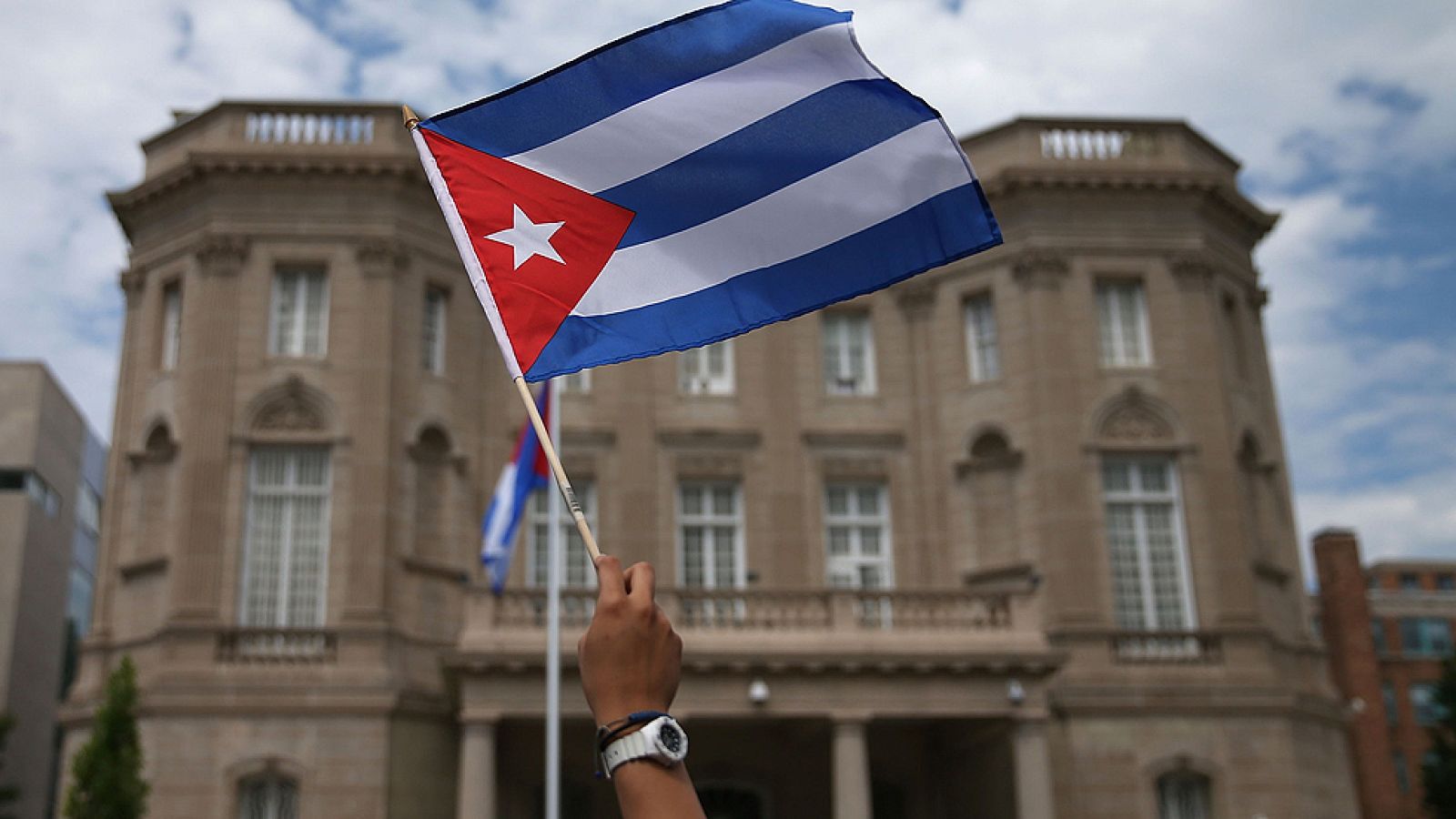 La bandera de Cuba ondea ya en su Embajada en Washington tras el restablecimiento oficial de las relaciones diplomáticas con Estados Unidos tras casi 55 años de ruptura. La ceremonia del izado de la bandera cubana, llevada a cabo en el edificio que desde 1977 acogía la Sección de Intereses de Cuba en Estados Unidos, ha estado encabezada por el canciller cubano, Bruno Rodríguez. Por su parte, la ya Embajada de Estados Unidos en Cuba ha confirmado también su reapertura, aunque el acto oficial de izado de bandera no se producirá hasta más adelante. Para ese acto acudirá a La Habana el secretario de Estado de EEUU, John Kerry, y la fecha será el próximo 14 de agosto.
