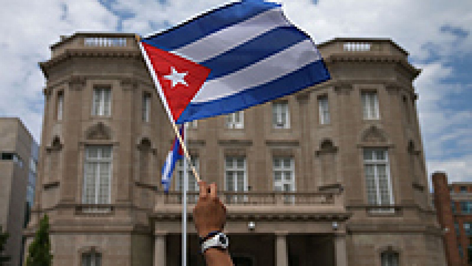 La bandera de Cuba ondea ya en su Embajada en Washington tras el restablecimiento oficial de las relaciones diplomáticas con Estados Unidos tras casi 55 años de ruptura. La ceremonia del izado de la bandera cubana, llevada a cabo en el edificio que desde 1977 acogía la Sección de Intereses de Cuba en Estados Unidos, ha estado encabezada por el canciller cubano, Bruno Rodríguez. Por su parte, la ya Embajada de Estados Unidos en Cuba ha confirmado también su reapertura, aunque el acto oficial de izado de bandera no se producirá hasta más adelante. Para ese acto acudirá a La Habana el secretario de Estado de EEUU, John Kerry, y la fecha será el próximo 14 de agosto.