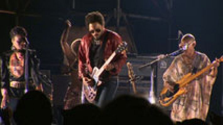 Glamour, contoneos, guiños funkies,... Lenny Kravitz deja buen sabor de boca en Madrid